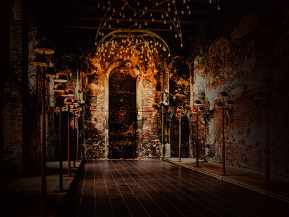 El capitán fue hacia la ventana, la abrió y observó rápidamente cuanto se podía desde allí en un simple vistazo