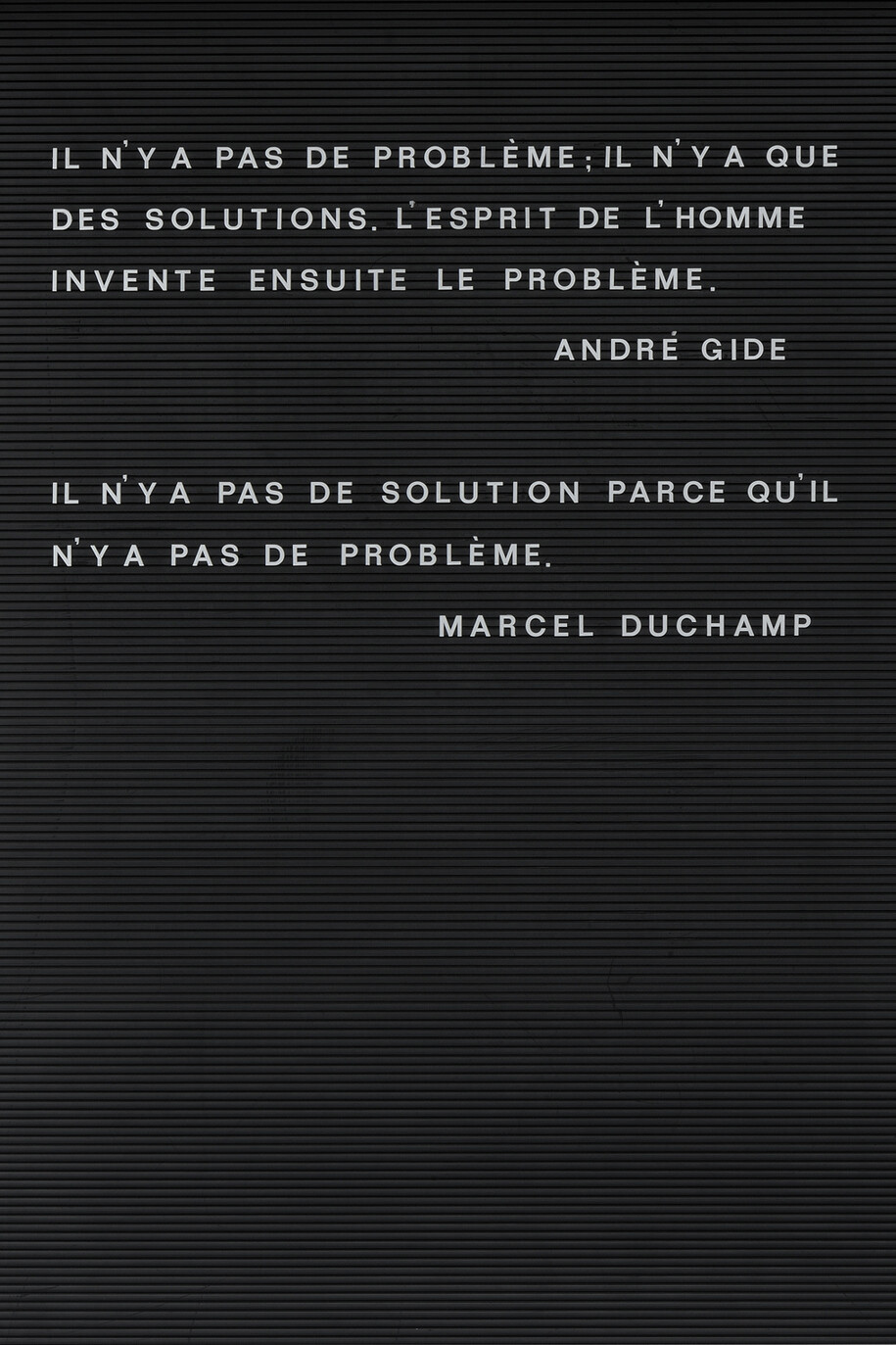 Bethan Huws, Untitled (Il n’y a pas de problème…), 2013, Aluminium, glass, rubber, plastic letters, 100 x 75 x 4.5 cm, Courtesy of the artist, Copyrights Bethan Huws & A.D.A.G.P. Paris, 2015, Photograph : Charles Duprat