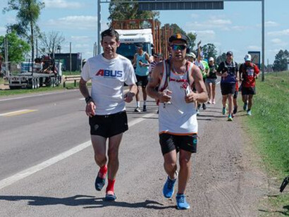 La labor de Santiago incluye charlas y talleres donde aborda temas como la resiliencia, la autodisciplina y la importancia de un estilo de vida equilibrado. Tacuarembó, Uruguay