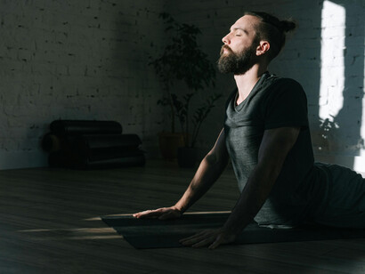 Homem se desconecta do mundo físico enquanto respira profundamente em posição de yoga. As notícias tendem a destacar o negativo, influenciando nossa percepção do mundo