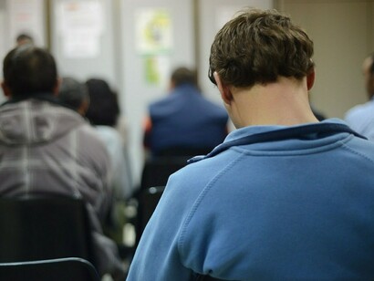 Un joven espera su turno en la oficina de empleo