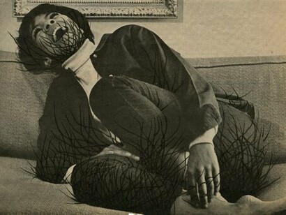 Jessica Wohl, "Scream", de 2012, feita com tinta sob página de revista, 22x17cm 
 