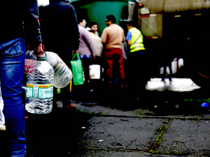 Garrafones y camiones cisterna en Osorno para acceder al agua potable