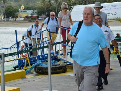 Grupo de turistas británicos bajando de un crucero