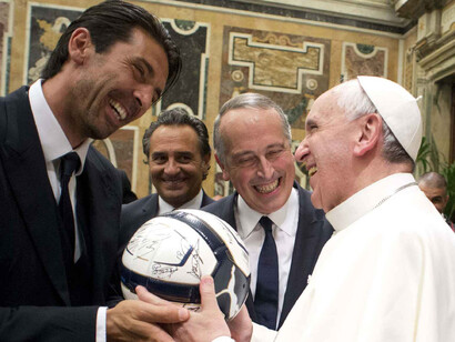Papa Francesco riceve da Gianluigi Buffon il pallone autografato della Nazionale italiana