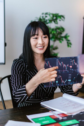 Analista financeiro demonstra com gráficos a valorização das moedas virtuais