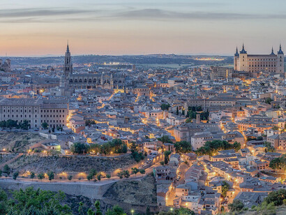 Toledo, Castilla-La Mancha, España. Europa es un territorio de memoria, calma y descubrimiento compartido entre generaciones