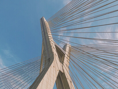 Fotografia da ponte estaiada que leva o nome de Octávio Frias de Oliveira e está localizada sob o rio pinheiros, no bairro Brooklin em São Paulo, Brasil