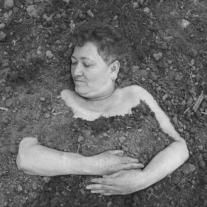 Serie Madres TERRA, fotografía de Carlos Saavedra. Las víctimas fueron secuestradas por el ejército, asesinadas y disfrazadas de guerrilleros para sostener el falso registro de guerra colombiano