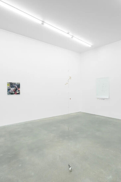 Various artists, Props, exhibition view. Courtesy of Galerie Derouillon