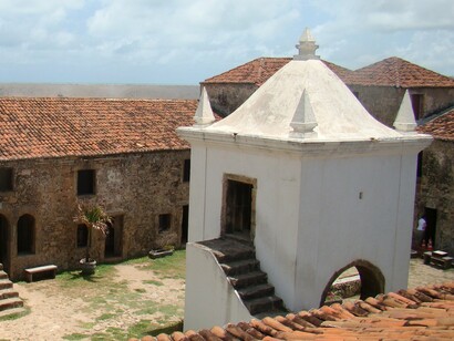 Forte de Santo Antônio da Barra. Além disso, outras fortificações começaram a ser erguidas em pontos estratégicos do litoral, visando criar uma rede de defesa capaz de responder rapidamente a qualquer ameaça