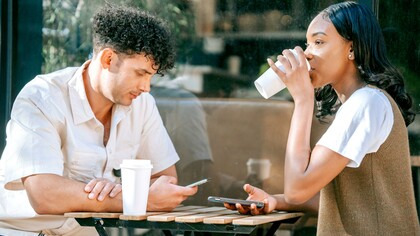 Casal usando o celular em encontro