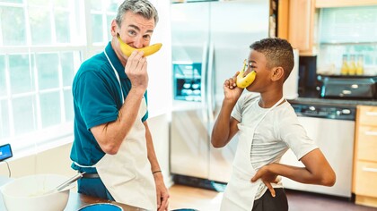 Pai e filho se divertem cozinhando. A construção de um vínculo emocional entre uma criança e um adulto que entra em sua vida já em curso pode ser um processo complexo. Não existe fórmula mágica, nem atalhos. Há quem se afeiçoe logo de cara, como se aquele encontro tivesse sido combinado pelas estrelas. Mas também há casos em que a relação leva tempo para amadurecer, exige paciência, respeito mútuo e, sobretudo, disposição para se adaptar ao novo