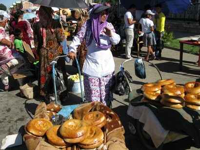 Venditrici di pane al colorito mercato di Samarcanda, situato accanto alla gigantesca Bibi-Khanym, la moschea che Tamerlano dedicò alla sua moglie preferita