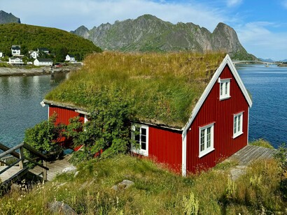 Tipica casa norvegese con fiordi in lontananza