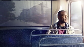 Henrik Knudsen. Luzes e sombras que viajam em um ônibus