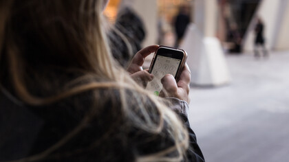 Una mujer teclea un número en su móvil