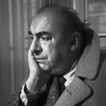 Delia era descritta come determinata,  indipendente e appassionata di arte e politica, qualità che Neruda ammirava profondamente. Nella foto Neruda ritratto nel 1954 da Annemarie Heinrich