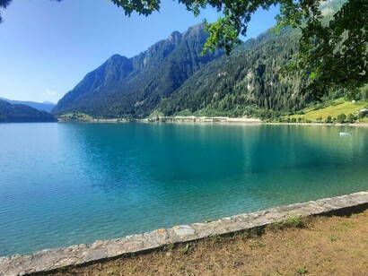 Lago di Poschiavo, nel Cantone dei Grigioni (Svizzera), una delle tappe del Bernina Express