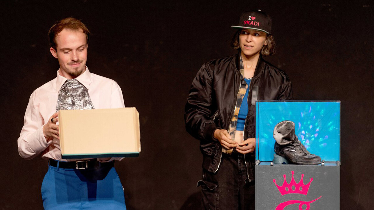 Sneaker oder was bleibt uns übrig. Courtesy of the Deutsches Theater