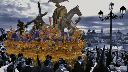 Semana Santa en Sevilla. El Cristo de las Tres Caídas cruzando el puente de Triana