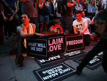 Manifestação em memória das vítimas de Orlando