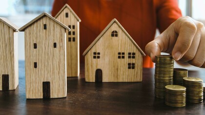 Comprava uma casa sem grandes luxos, fora de Lisboa, no sítio mais remoto que tivesse acesso aos serviços básicos essenciais: saúde, educação, transporte, segurança, fornecimento de energia elétrica, água, tratamento de esgoto e lixo. Ficaria longe de toda a toxicidade metropolitana, dos trânsitos, das energias negativas que pairam em todos os átomos da atmosfera, do stress, das outras pessoas, da estupidificação massiva das novas gentes e das suas tecnologias subaproveitadas para a futilidade