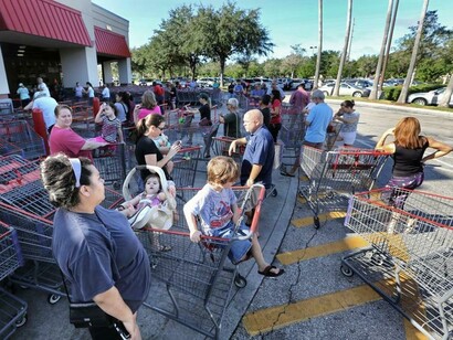 Congestión en un supermercado para comprar agua y comida antes de la llegada de Matthew