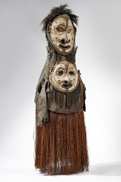 Maske abwan, Holz, Modellierungsmasse, Conus- und Kauri-Schneckenschalen, Kasuarfedern, Fasern, Pigmente, 190 x 60 x 60 cm, Iatmul, Kararau, Mittel-Sepik, Papua Neuguinea. Vor 1955. Sammlung Alfred Bühler, Inv Vb 14714, © Museum der Kulturen Basel