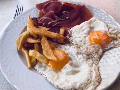 Uova con jamón serrano