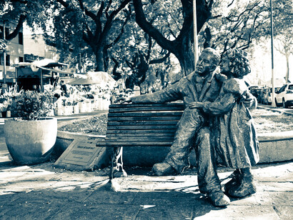 Estatua de San Martín y Merceditas, Mendoza, Argentina. La distancia no impidió que el vínculo entre ambos estuviera marcado por el afecto, la preocupación y una clara voluntad formativa