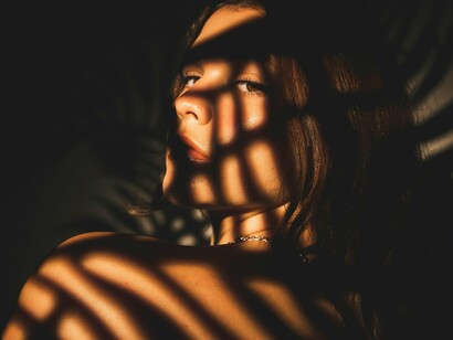 Do outro lado da moeda, contamos com influenciadores digitais brasileiros que prestam um serviço positivo à sociedade, produzindo conteúdo de valor e repassando ideias que fomentam a educação, a cultura e, consequentemente, uma sociedade mais atenta e comprometida. A essa parcela é que se destinam os agradecimentos, pela influência que exercem nas atitudes, comportamentos e autoestima de crianças, jovens e adultos brasileiros que crescem diante das telas com o mesmo conceito de arte "fast content", mas apontados para um caminho rico em conhecimento