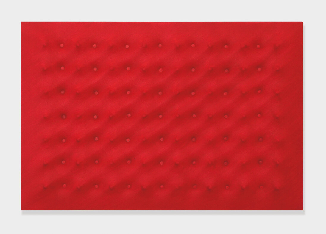 Enrico Castellani, Superficie rossa, 2009 Acrilico su tela estroflessa, 40x60 cm. Courtesy A arte Invernizzi, Milano. Foto Bruno Bani