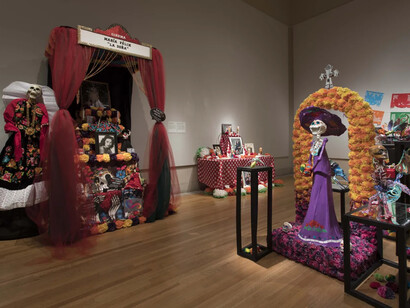 Ofrendas, celebrando el Día de muertos 2024, vista de exhibición. Cortesía del Instituto de Artes de Detroit