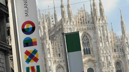 Banderas de Italia y de la Expo Milano 2015 delante de la catedral de Milán