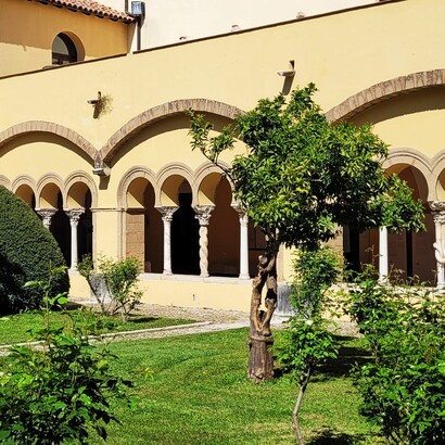 Interno del Chiostro del complesso monastico di Santa Sofia. Benevento, Italia