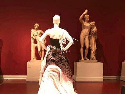 Exposição Louvre Couture, no Museu do Louvre, em Paris. No dia 24 de janeiro de 2025 o Museu do Louvre trouxe pela primeira vez uma exposição de moda, mas, a altura da sua estreia, a exposição deixou ainda mais clara a importância de um excelente repertório na construção de peças de roupa que entraram para a história e, portanto, a importância dos fatos históricos e do comportamento social nessa narrativa. A curadoria incorrigível representa um marco significativo ao integrar a moda contemporânea com as coleções históricas do museu