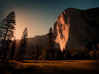 Paisaje boscoso frente a un risco. Parque Nacional Yosemite, Sierra Nevada en California, EE.UU.