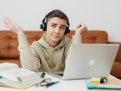 Aluno estuda espanhol em casa através de aula online
