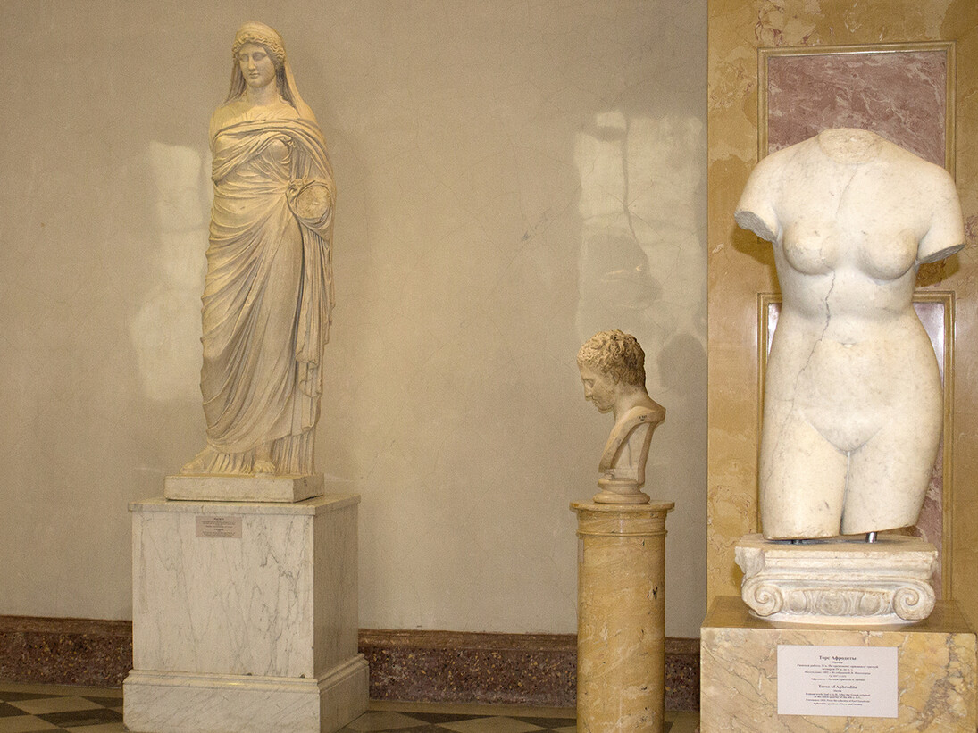 The Art of Ancient Greece, Exhibition view. Courtesy of The State Hermitage Museum