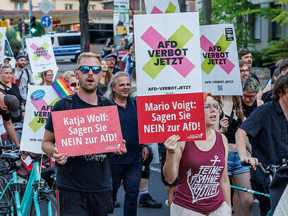 Anti-AfD-Demonstranten, Thüringen, Deutschland, 1. September 2024. Der Aufstieg der AfD hat die wachsende Kluft in der deutschen Gesellschaft, insbesondere zwischen den östlichen und westlichen Regionen des Landes, deutlich gemacht