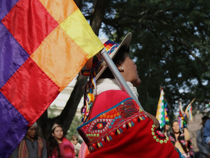 Las tradiciones culinarias, rituales y expresiones simbólicas de los pueblos indígenas siguen vivas en la cultura contemporánea del continente, aportando profundidad y memoria histórica a su diversidad