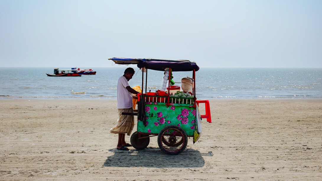 Vendedor ambulante de suco, frutas e geladinho em praia da Ilha de Itaparica, no sul da Bahia