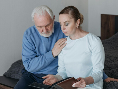 Al observar a una pareja anciana, tendemos a imaginar una relación basada en un amor eterno, sin considerar los desafíos que han enfrentado para mantenerse unidos