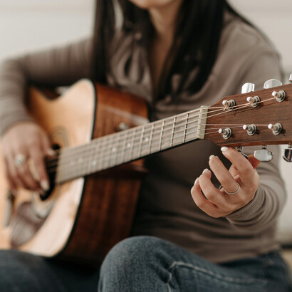 Dylan plays the acoustic guitar like a timekeeper in a strong, steady strumming that locks in with the vocal