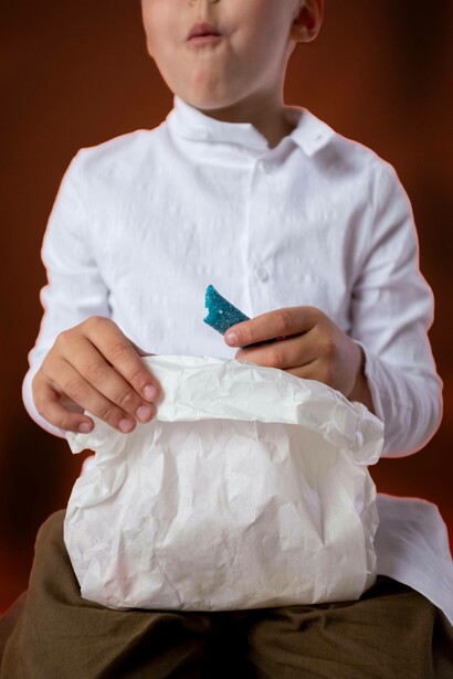 Bambino con sacchetto di caramelle: "La disciplina è attendere 15 minuti di fronte a un marshmallow per averne due e – forse – dopo altri 15 minuti un altro ancora"