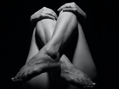 Delle gambe nude incrociate: e a te invece basterebbe un capello di lei 