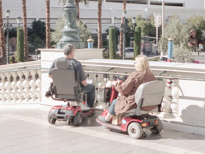 Coppia in sedia a rotelle. I portatori di handicap nella specie umana vengono incondizionatamente discriminati e considerati diversi nonostante le società che si considerano progressiste e democratiche cerchino di nasconderlo con cure assistite, facilitando la loro mobilità, creando spazi e divertimenti