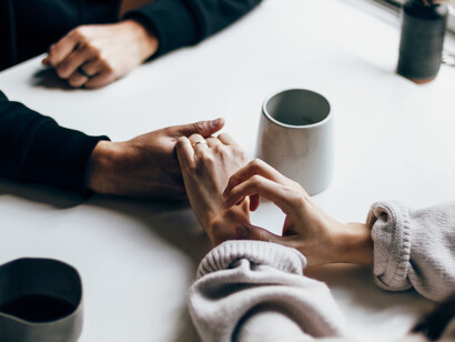 Two people connecting in conversation over coffee, with body language