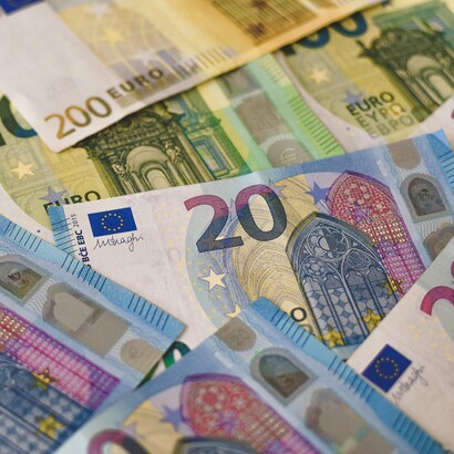 Questo modello regolatorio, noto come “modello Bruxelles”, sta diventando un punto di riferimento internazionale per limitare il potere dei giganti tecnologici e rendere il mercato digitale più equo